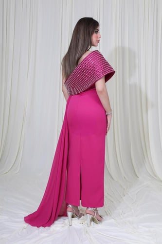 فستان سهرة راقي بتصميم عصري أنيق