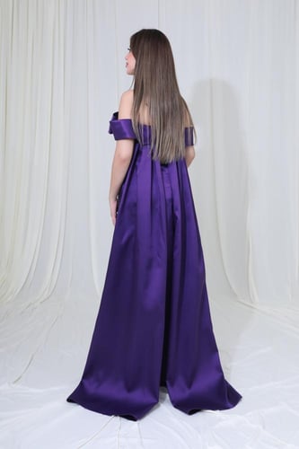 فستان سهرة ملكي بدون أكمام مزين بفيونكة وتطريز فاخ...