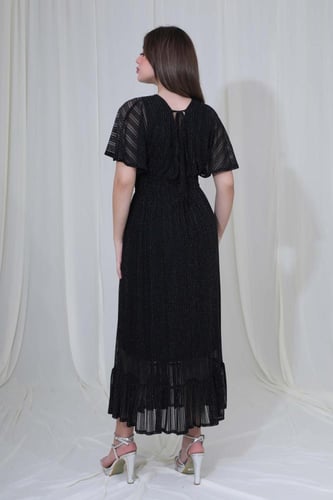 فستان طويل بتصميم بليسيه وأكمام شفافة