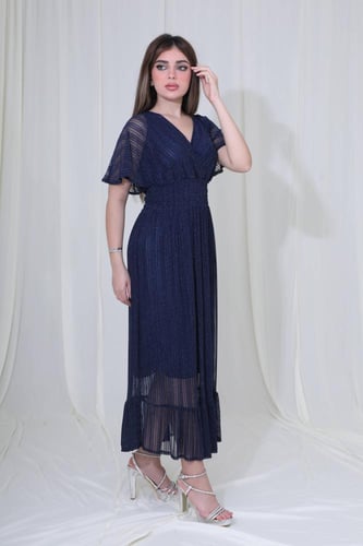 فستان طويل بتصميم بليسيه وأكمام شفافة