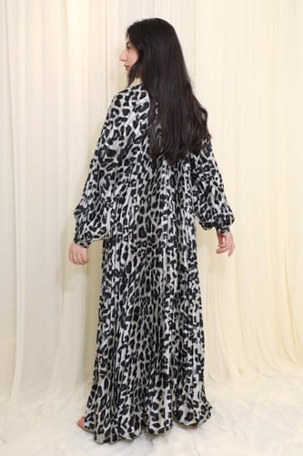 فستان طويل بنقشة التايجر لإطلالة عصرية