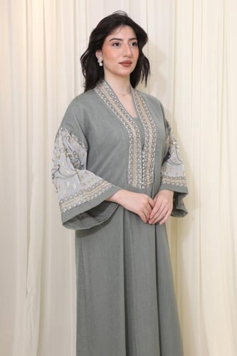 جلابية أنيقة بأكمام مطرزة لمظهر فاخر