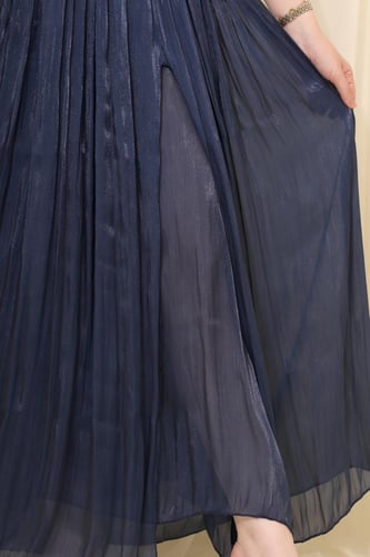 فستان واسع بأكمام منفوخة وتصميم أنيق