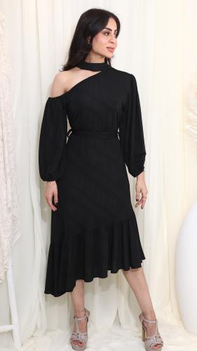 فستان أسود بكتف واحد وياقة مميزة