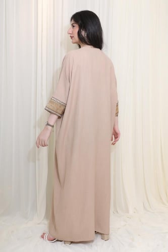 جلابية كلاسيكية بتصميم فاخر وتطريز أنيق