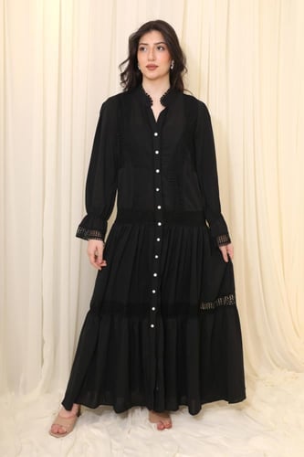 فستان طويل بتصميم أزرار وتفاصيل دانتيل أنيقة