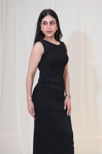 فستان أسود ضيق بدون أكمام بنقشة متموجة