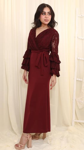 فستان سهرة دانتيل عودي بأكمام طبقات