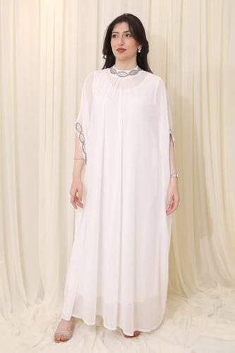 فستان طويل واسع بتصميم أنيق ولمسات راقية