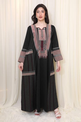 جلابية سوداء بتطريز تراثي فاخر