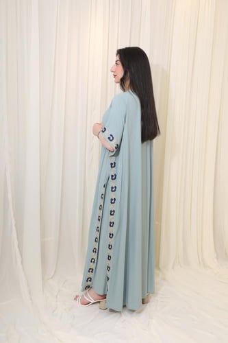 جلابية أنيقة بتطريز فخم وقصة واسعة مريحة