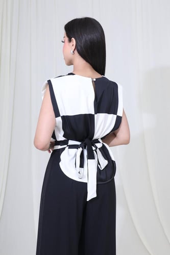 بلوزة ناعمة بأكمام قصيرة وتصميم مربعات عصري