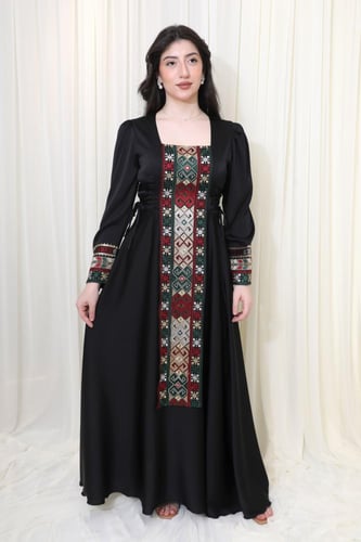 جلابية سوداء بتطريز تراثي ملون وتصميم فاخر