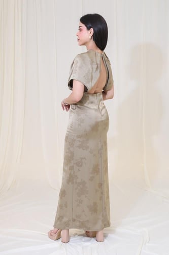 فستان ساتان أنيق بطبعة خفية وقصة ملتفة مع فتحة جان...