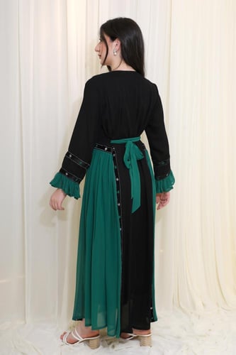 جلابية سوداء بتصميم أنيق ولمسات فاخرة