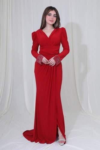 فستان أحمر أنيق بتصميم لف وتطريز على الأكمام