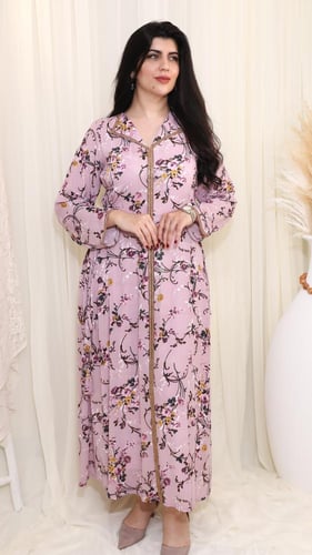 جلابية وردية بتصميم زهري أنيق