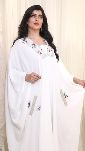 جلابية بيضاء بألوان أنيقة وتطريز عصري