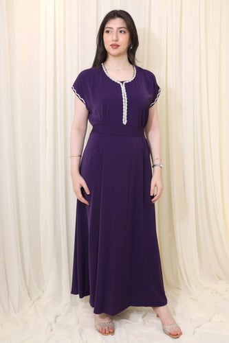 فستان طويل بأكمام قصيرة وتفاصيل دانتيل ناعمة