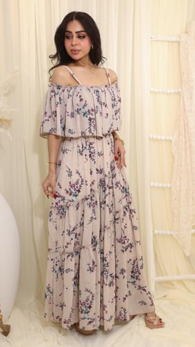 فستان زهور بيج وأكتاف مكشوفة