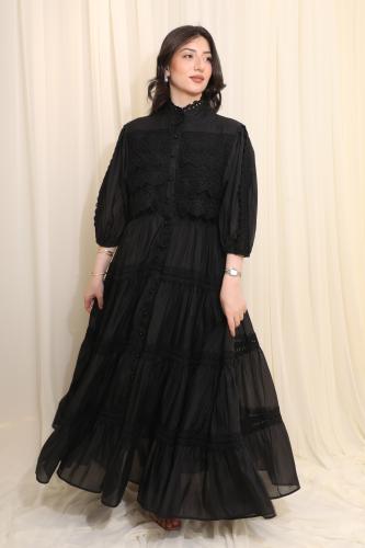 فستان أنيق بتفاصيل دانتيل لمظهر راقٍ