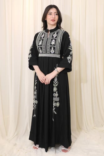 جلابية نسائية مطرزة بتصميم أنيق