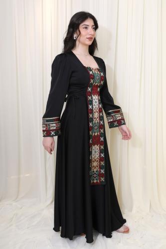 جلابية سوداء بتطريز تراثي ملون وتصميم فاخر