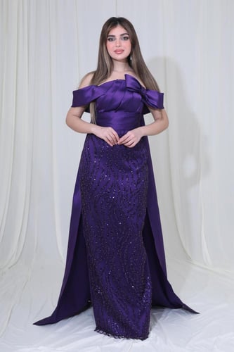 فستان سهرة ملكي بدون أكمام مزين بفيونكة وتطريز فاخ...