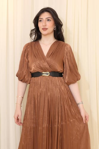 فستان واسع بأكمام منفوخة وتصميم أنيق