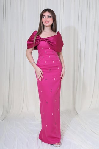 فستان سهرة طويل بتصميم أنيق مزين بالكريستال