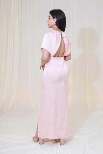 فستان ساتان أنيق بطبعة خفية وقصة ملتفة مع فتحة جان...