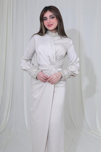 فستان سهرة بيج طويل بأكمام طويلة وتطريز فاخر