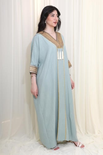 جلابية كلاسيكية بتصميم فاخر وتطريز أنيق