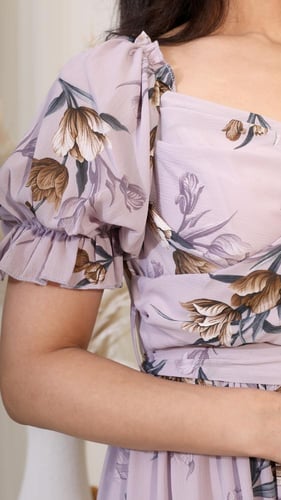 فستان زهور بنفسجي فاتح بأكمام منفوشة