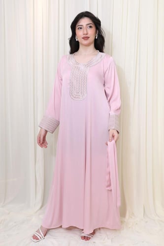 جلابية ورديه بتطريز فضي وتصميم أنيق