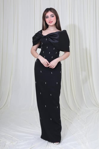 فستان سهرة طويل بتصميم أنيق مزين بالكريستال