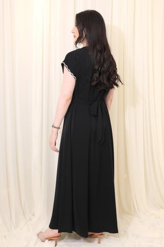 فستان طويل بأكمام قصيرة وتفاصيل دانتيل ناعمة