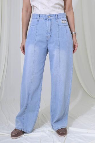 بنطلون جينز واسع بخصر عالي وتفصيلة أمامية عصرية