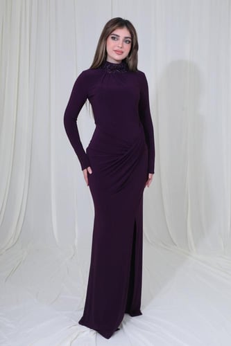 فستان سهرة طويل بقصة ضيقة وتطريز راقي