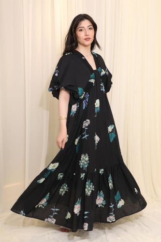 فستان واسع بأكمام منفوخة ونقشة زهور لإطلالة أنثوية...