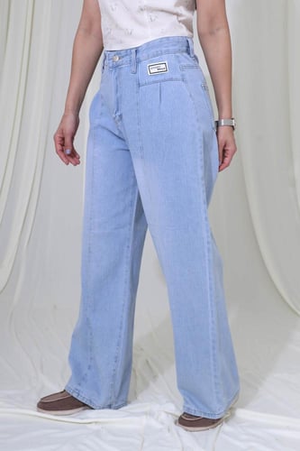 بنطلون جينز واسع بخصر عالي وتفصيلة أمامية عصرية