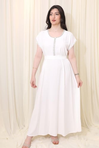 فستان طويل بأكمام قصيرة وتفاصيل دانتيل ناعمة