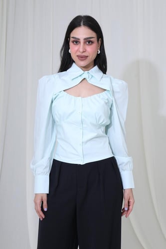 بلوزة بقصة عصرية بياقة رسمية وأكمام طويلة