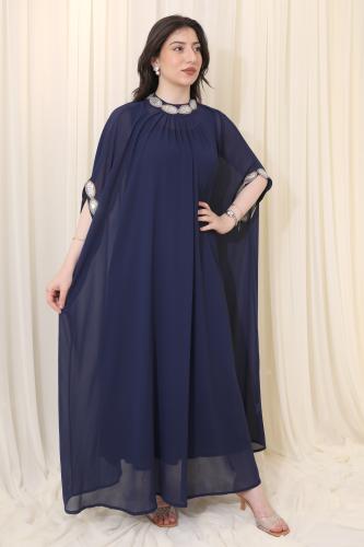 فستان طويل واسع بتصميم أنيق ولمسات راقية