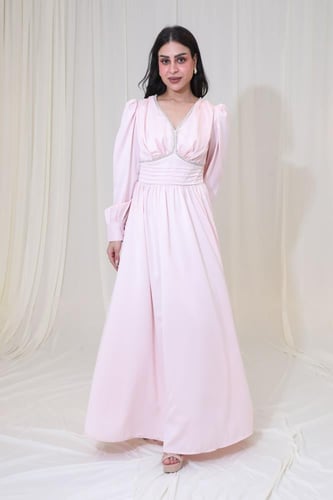 فستان ساتان طويل بأكمام منفوخة وتفاصيل خصر ناعمة