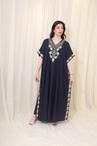 جلابية أنيقة بتطريز فخم وقصة واسعة مريحة