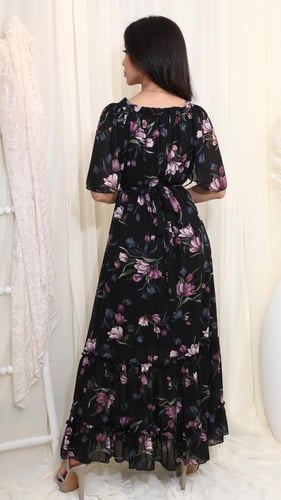 فستان طويل بنقشة زهور بنفسجية وخلفية سوداء بأكمام...