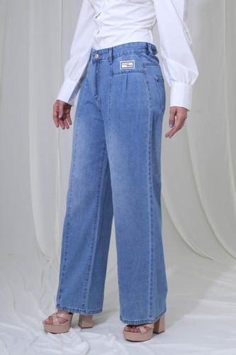 بنطلون جينز واسع بخصر عالي وتفصيلة أمامية عصرية