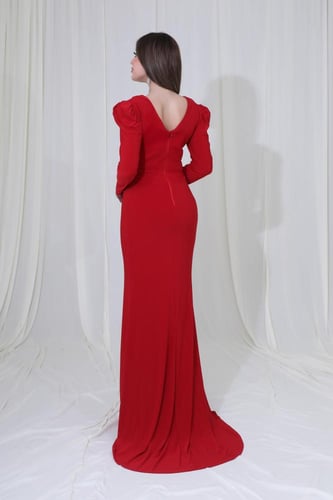 فستان أحمر أنيق بتصميم لف وتطريز على الأكمام