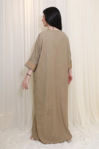 جلابية كلاسيكية بتصميم فاخر وتطريز أنيق